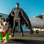 Chris Van Dorn y su inseparable compañero «Mr. Boots», junto al avión que utilizan para los rescates