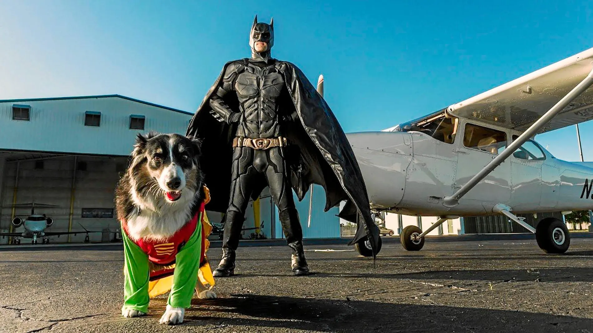 Chris Van Dorn y su inseparable compañero «Mr. Boots», junto al avión que utilizan para los rescates