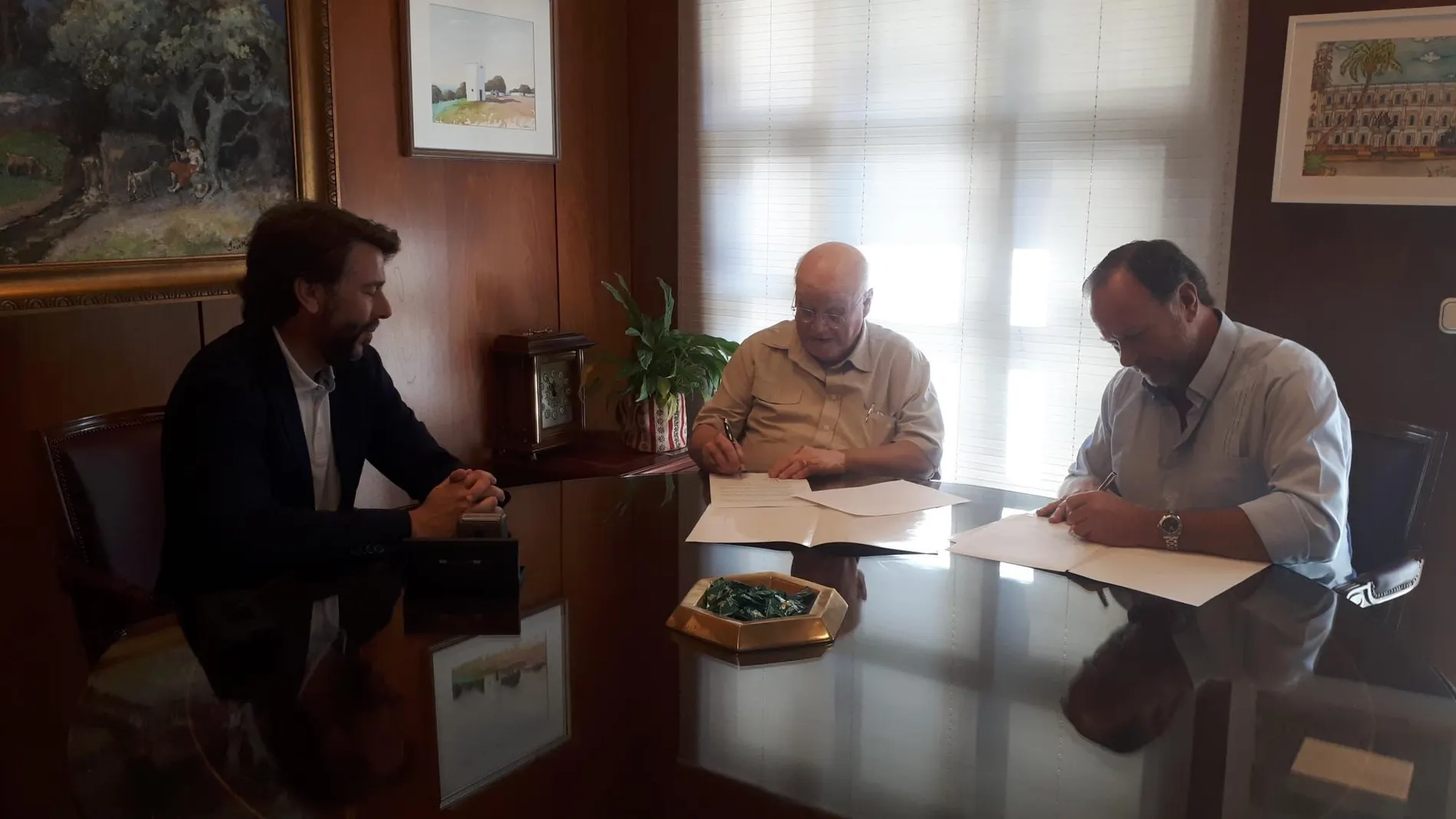 El vicepresidente de Proyecto Hombre, Diego de la Villa, y el presidente de la Fundación Caja Rural del Sur, José Luis García-Palacios Álvarez, firman el nuevo convenio de colaboración entre ambas entidades / EP