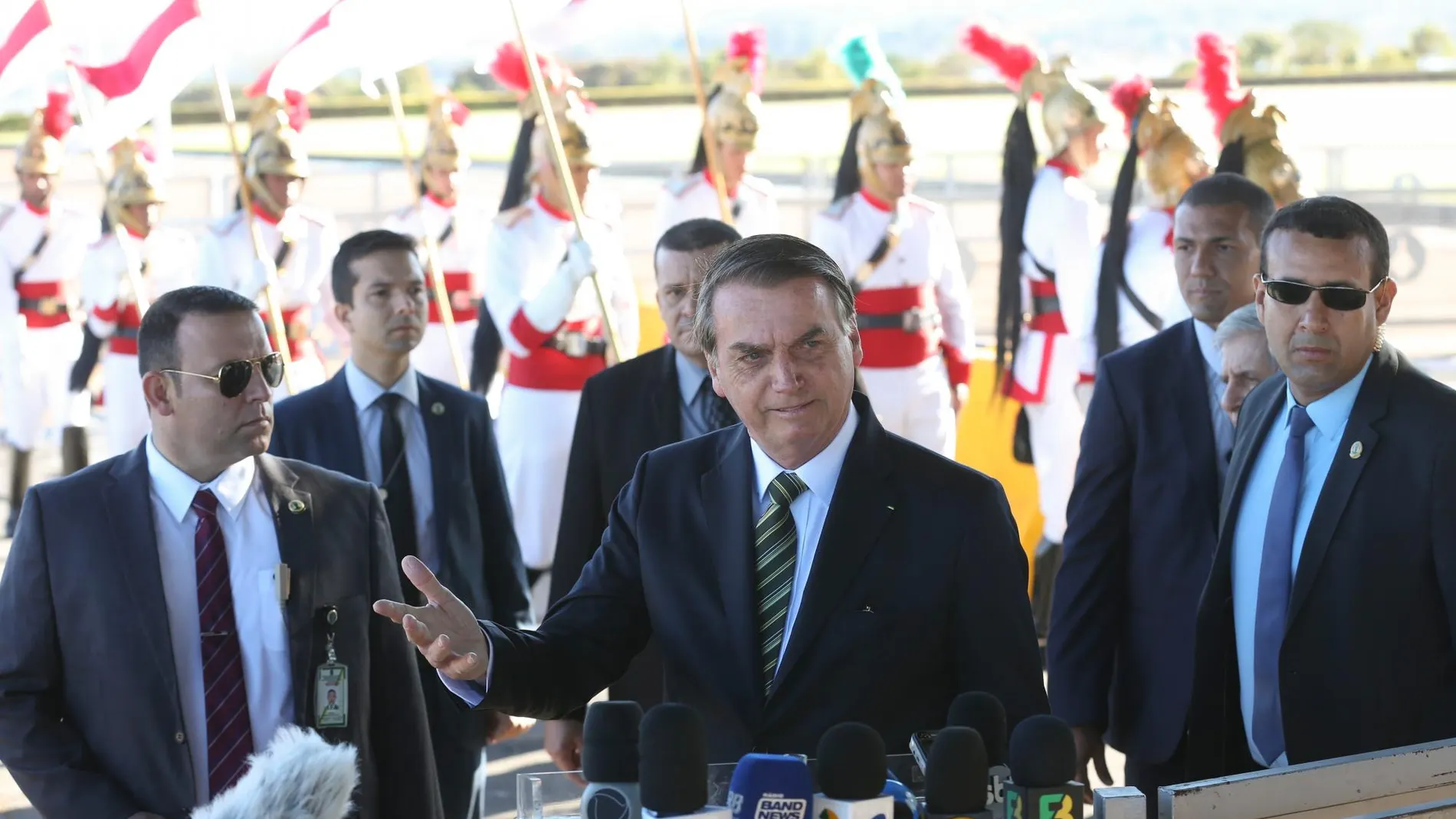 Jair Bolsonaro, presidente brasileño, en una rueda de prensa frente al Palacio de Alvorada