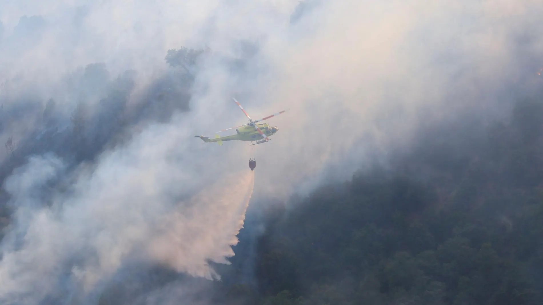 Los equipos trabajan en el incendio de Ponferrada