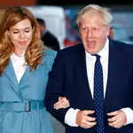 Boris Johnson junto a su novia Carrie Symonds en el congreso del Partido Tory/Reuters