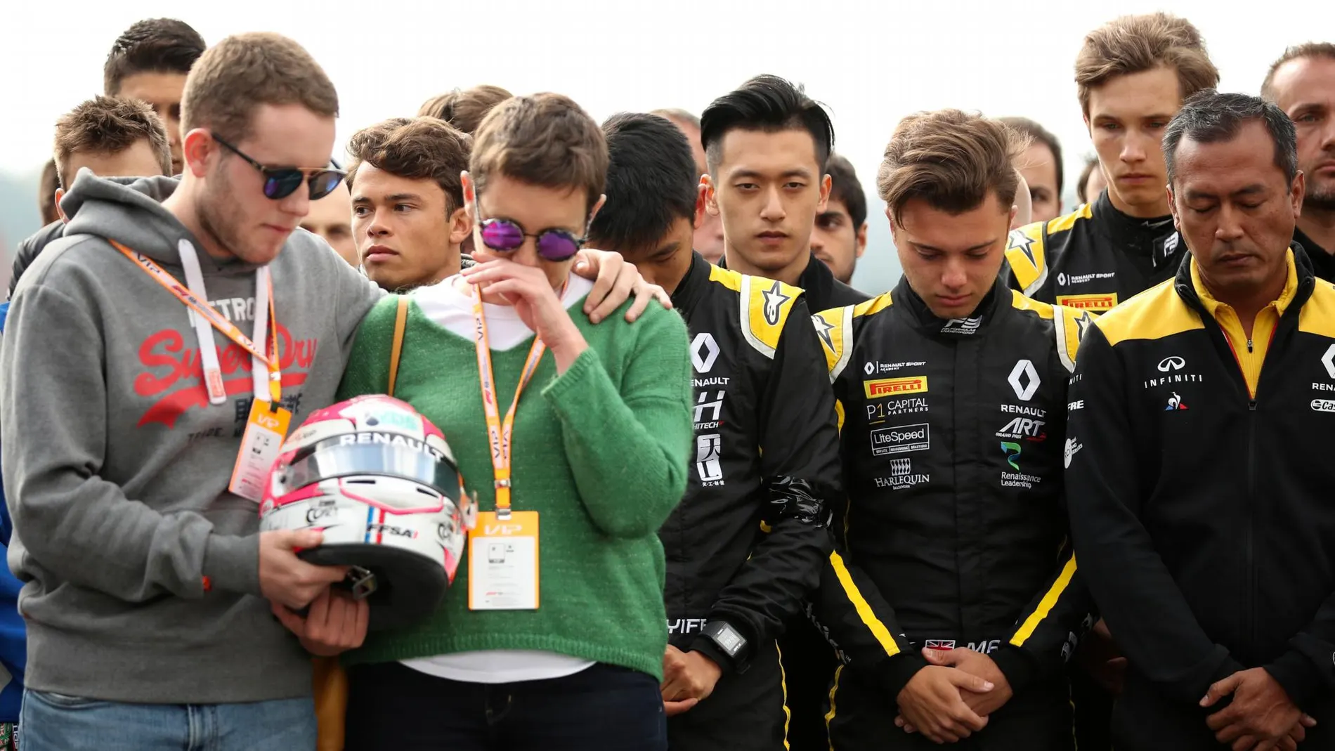 La madre de Anthoine Hubert durante el minuto de silencio en el circuito belga de Fórmula 1 por la muerte de su hijo