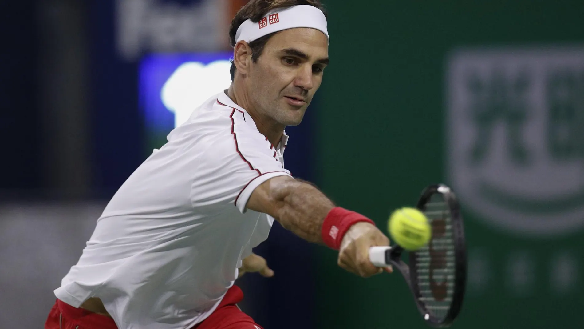 Federer defiende una pelota ante Goffin