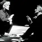 Representación de &quot;Días felices&quot;, obra de teatro escrita en 1961 por el dramaturgo y narrador Samuel Beckett (a la derecha)