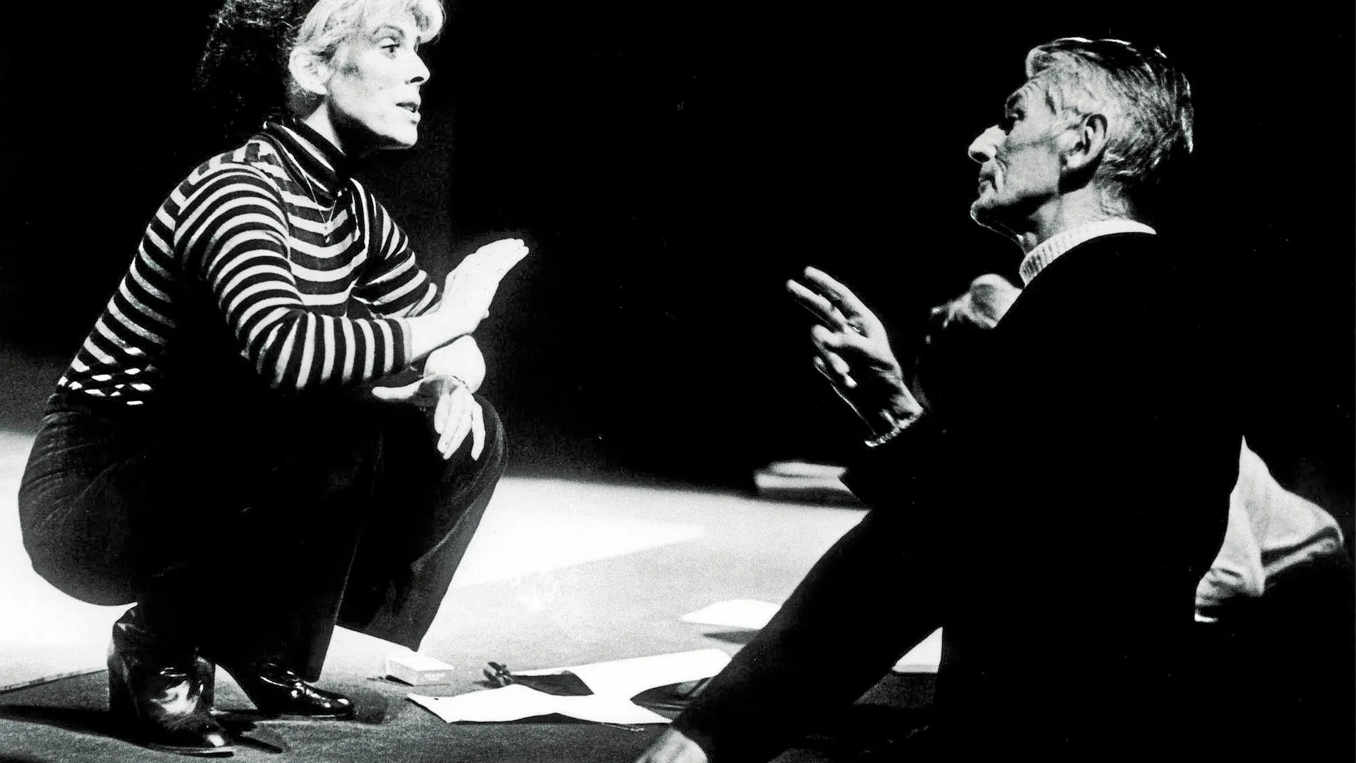 Representación de "Días felices", obra de teatro escrita en 1961 por el dramaturgo y narrador Samuel Beckett (a la derecha)