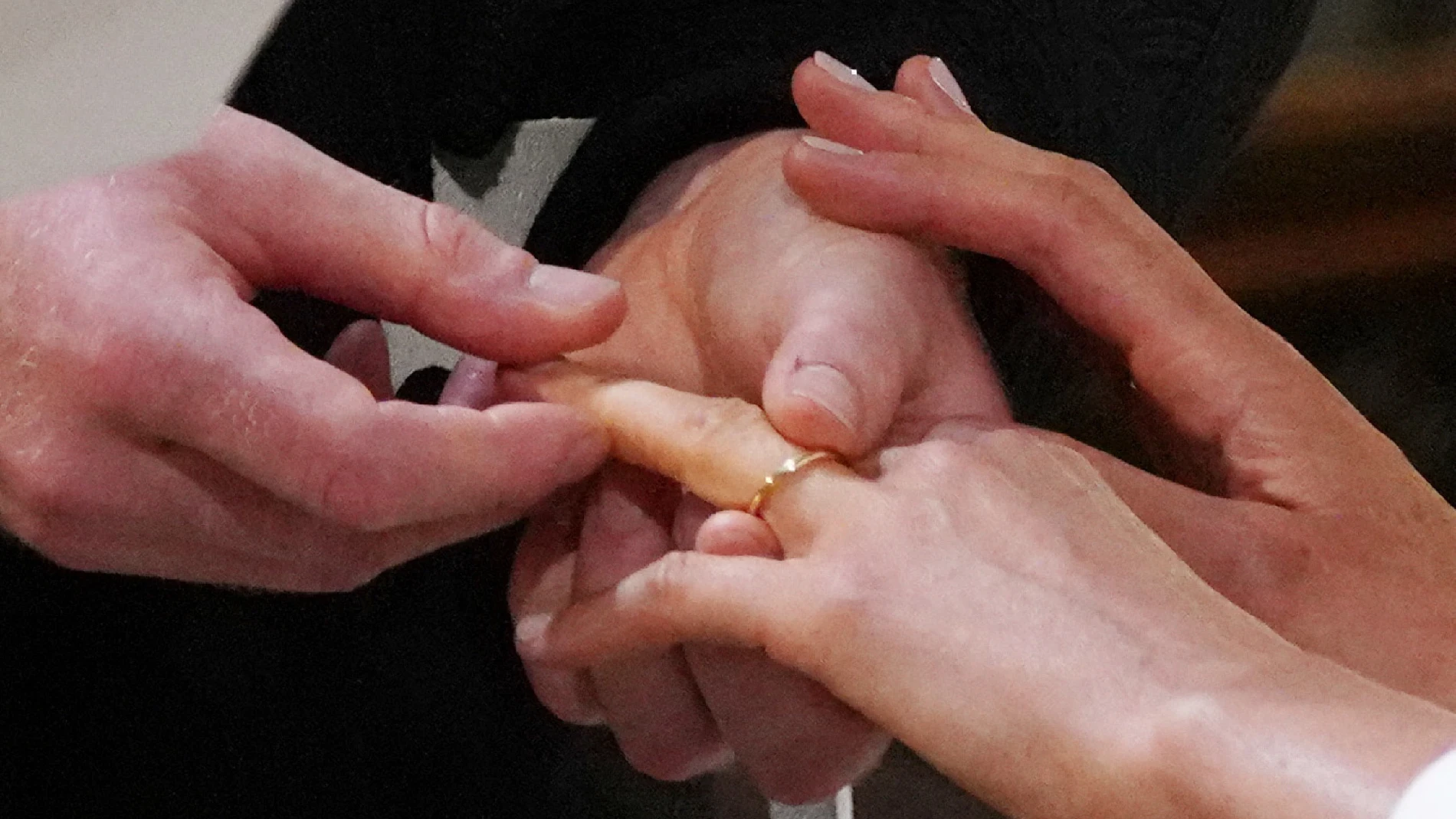 Pareja contrayendo matrimonio