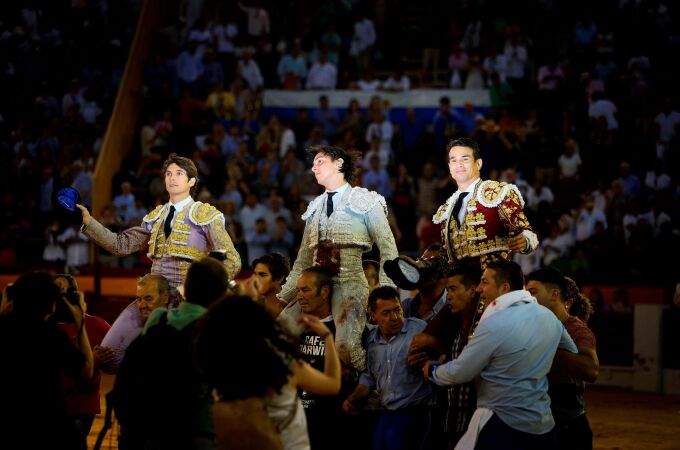 Sebastian Castella, Roca Rey y José María Manzanares salen a hombros tras la corrida de la Feria de Hogueras. Foto: Efe