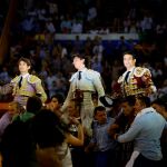 Sebastian Castella, Roca Rey y José María Manzanares salen a hombros tras la corrida de la Feria de Hogueras. Foto: Efe