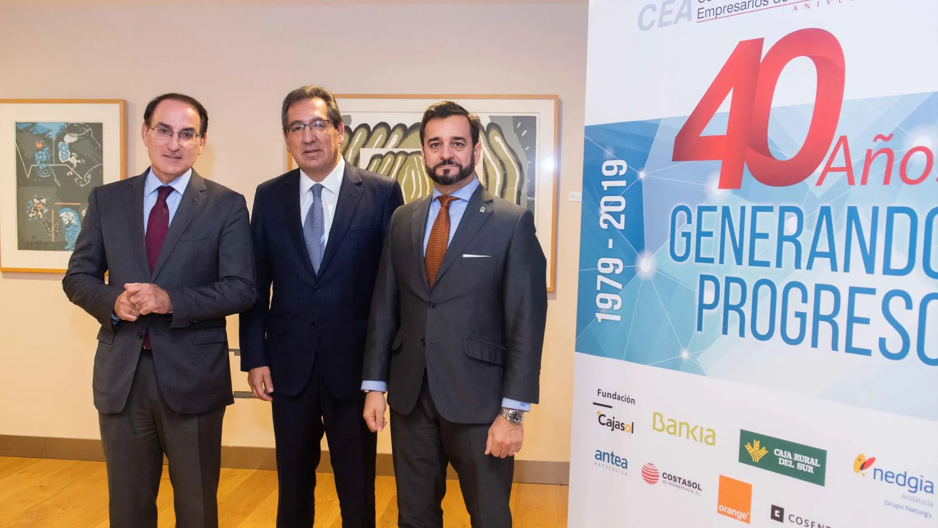 De izquierda a derecha, el presidente de la CEA, Javier González de Lara; el presidente de la Fundación Cajasol, Antonio Pulido; y el Viceconsejero de Turismo de la Junta de Andalucía, Manuel Alejandro Cardenete / La Razón