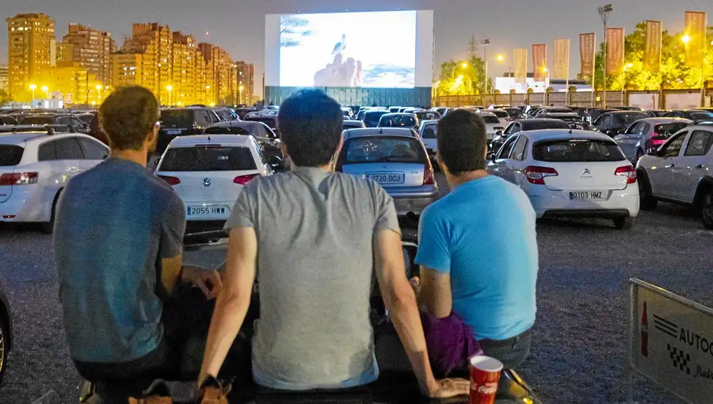 Un grupo de amigos durante la proyección de «El rey león» en el Autocine Madrid Race