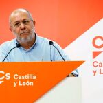El líder de Cs en Castilla y León, Francisco Igea, ofrece una rueda de prensa. EFE/R. GARCIA.
