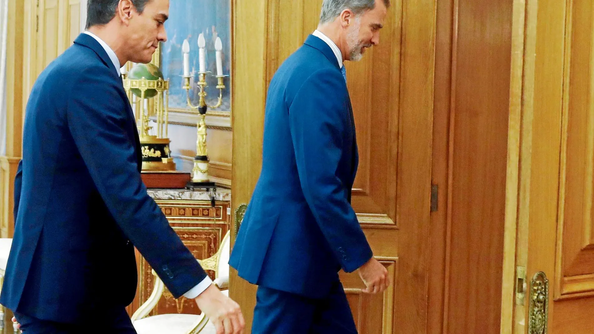 El rey Felipe VI recibió en audiencia al presidente del Gobierno en funciones, Pedro Sánchez este lunes en el Palacio de la Zarzuela / Efe