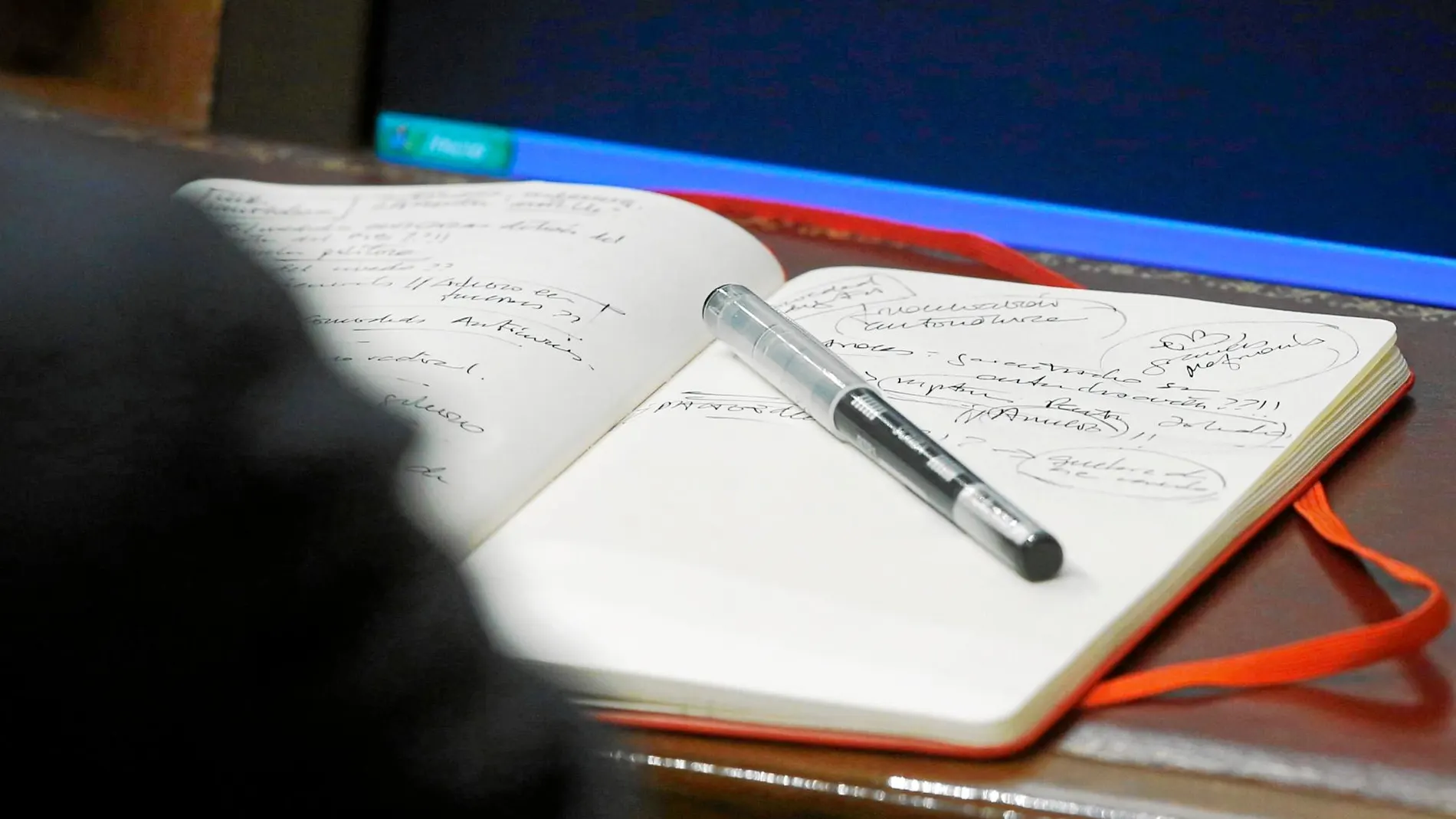 El presidente en funciones toma notas en su cuaderno durante una sesión en el Congreso en una imagen de archivo