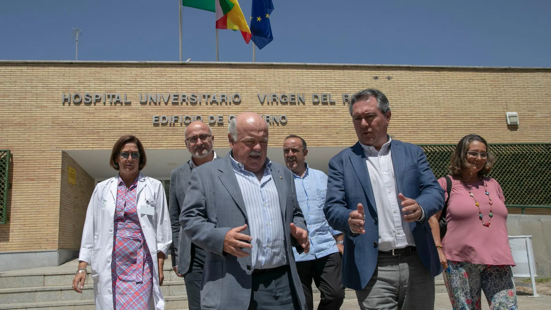El consejero de Salud, Jesús Aguirre, y el alcalde de Sevilla /Foto: EP