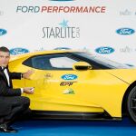 Antonio Banderas firmando el Ford GT en Starlite