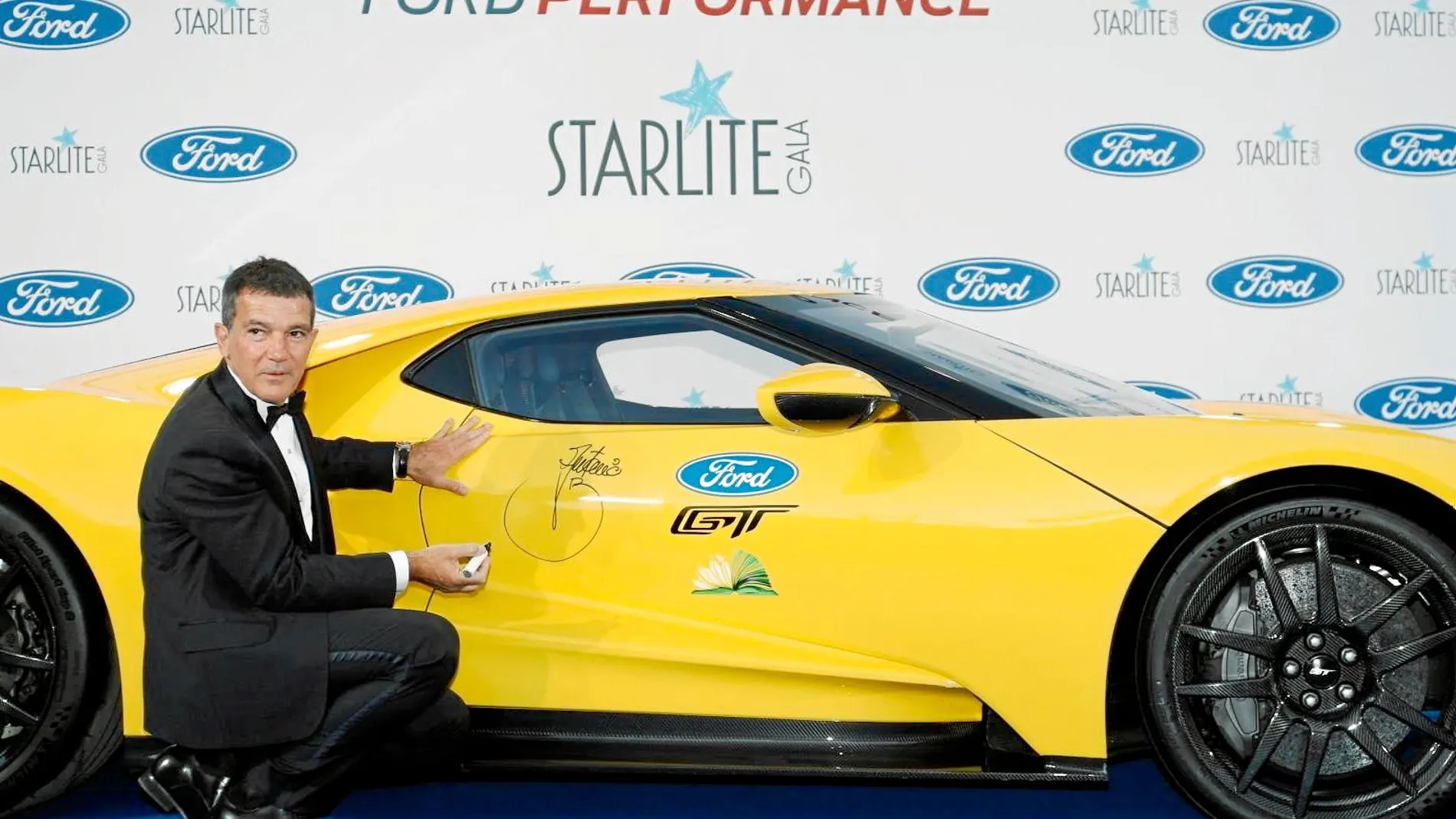 Antonio Banderas firmando el Ford GT en Starlite