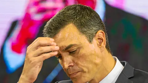 Pedro Sánchez, ayer durante la presentación de las 370 medidas con las que quiere lograr el apoyo de Podemos. Foto: Alberto R. Roldán