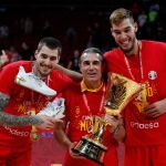 Los hermanos Hernangómez, Juancho y Willy, junto a Sergio Scariolo tras ganar el Mundial 2019. Los tres estarán con España en el Eurobasket
