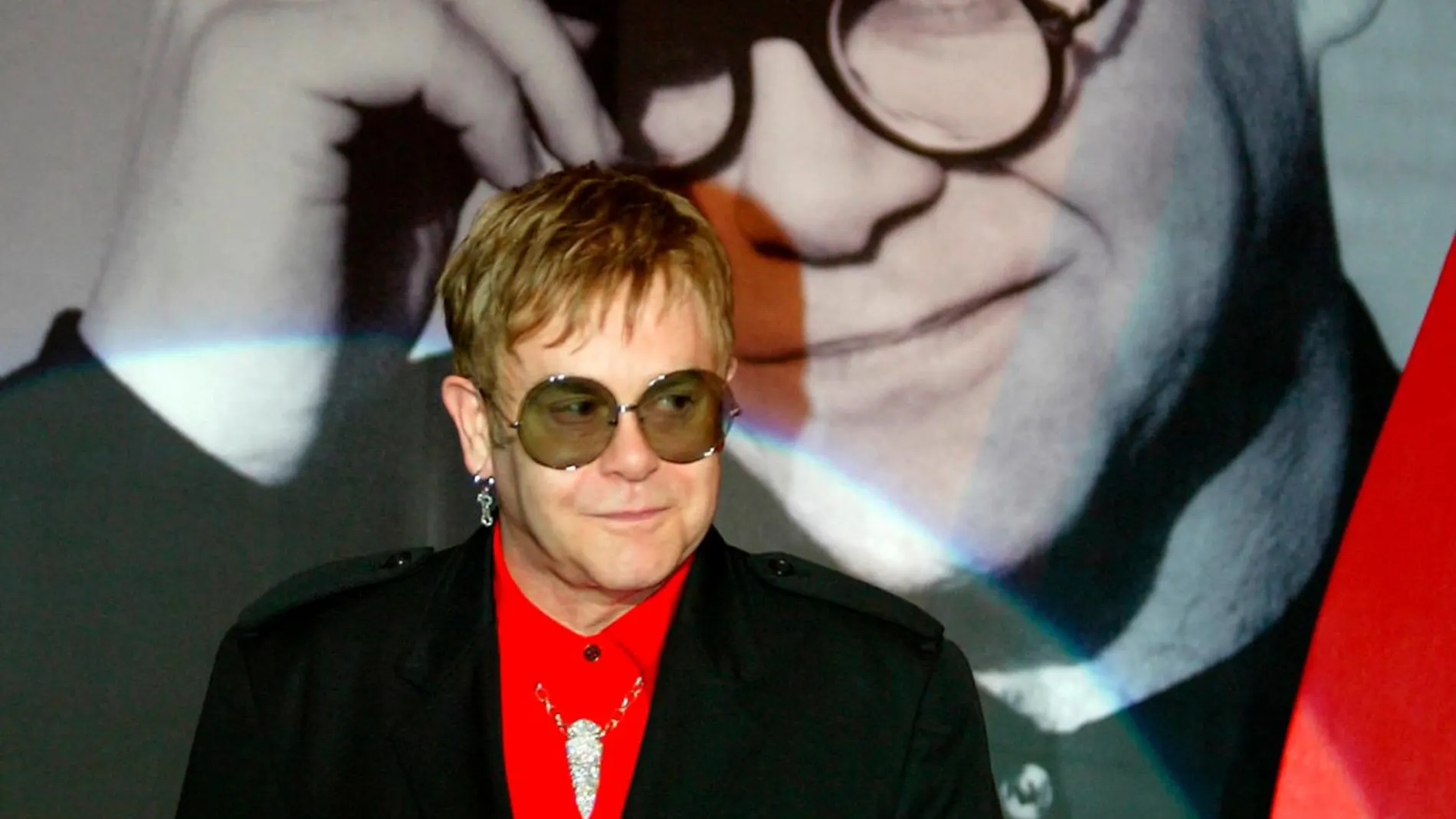 El cantante Elton John presenta mañana su biografía