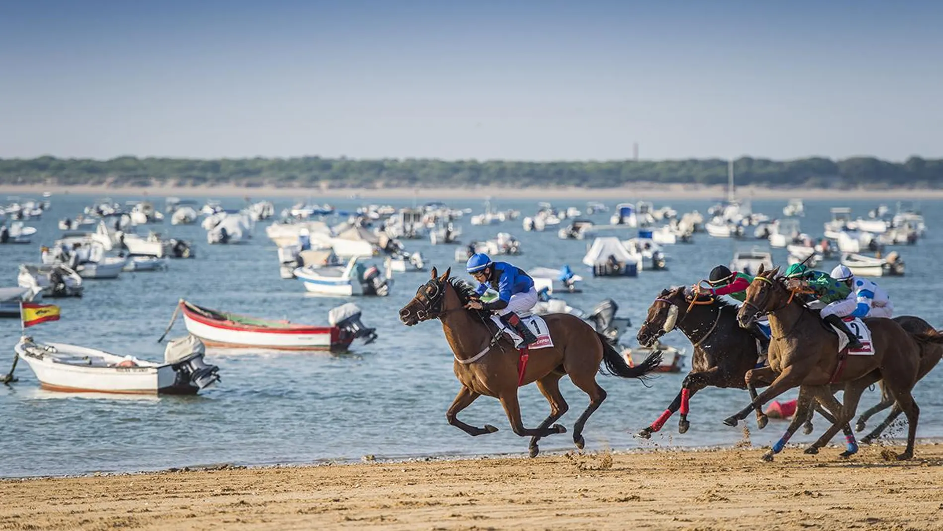 Jinetes compiten por ganar el premio en una de las carreras del año pasado / La Razón