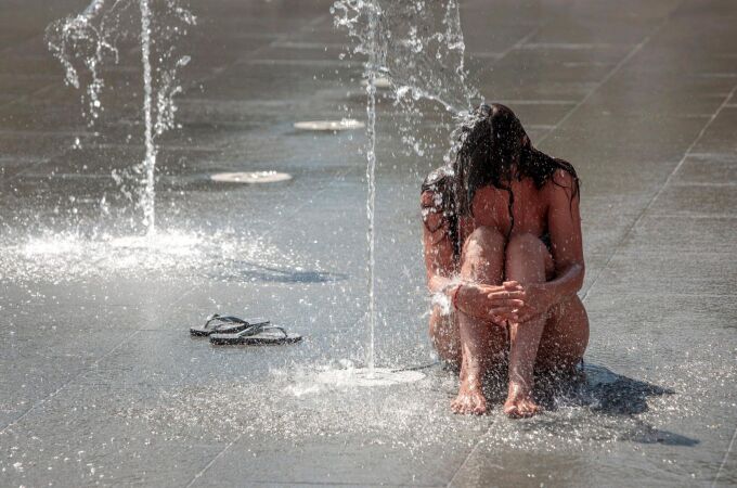 Una persona se refresca, este viernes, en una fuente del Parque Central de Valencia. La Conselleria de Sanidad ha activado este viernes la alerta por calor alto y extremo, por temperaturas que pueden superar los 41 grados, en 22 zonas de todas las comarcas de la Comunitat Valenciana a excepción de la Plana de Utiel-Requena y el Rincón de Ademuz. Foto Biel Aliño/EFE