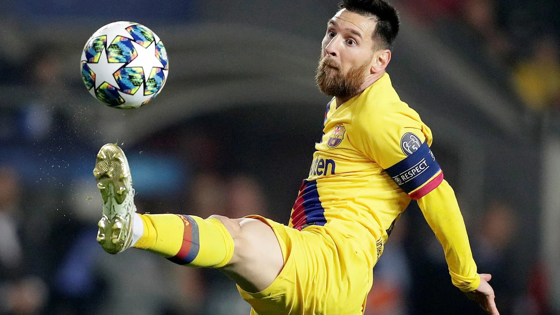 Messi controla una pelota en el partido en Praga