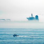 Imagen del petrolero «Grace I» en medio de la niebla en aguas gibraltareñas / Ap