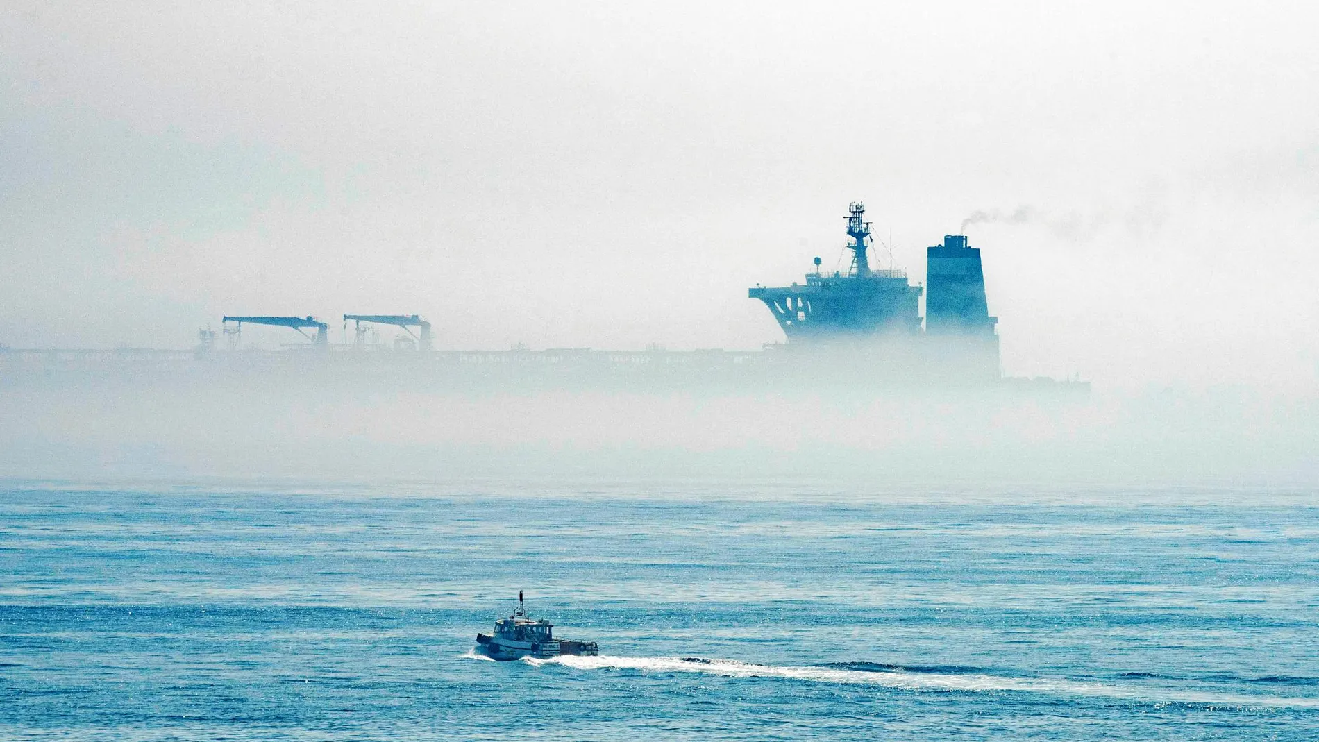 Imagen del petrolero «Grace I» en medio de la niebla en aguas gibraltareñas / Ap