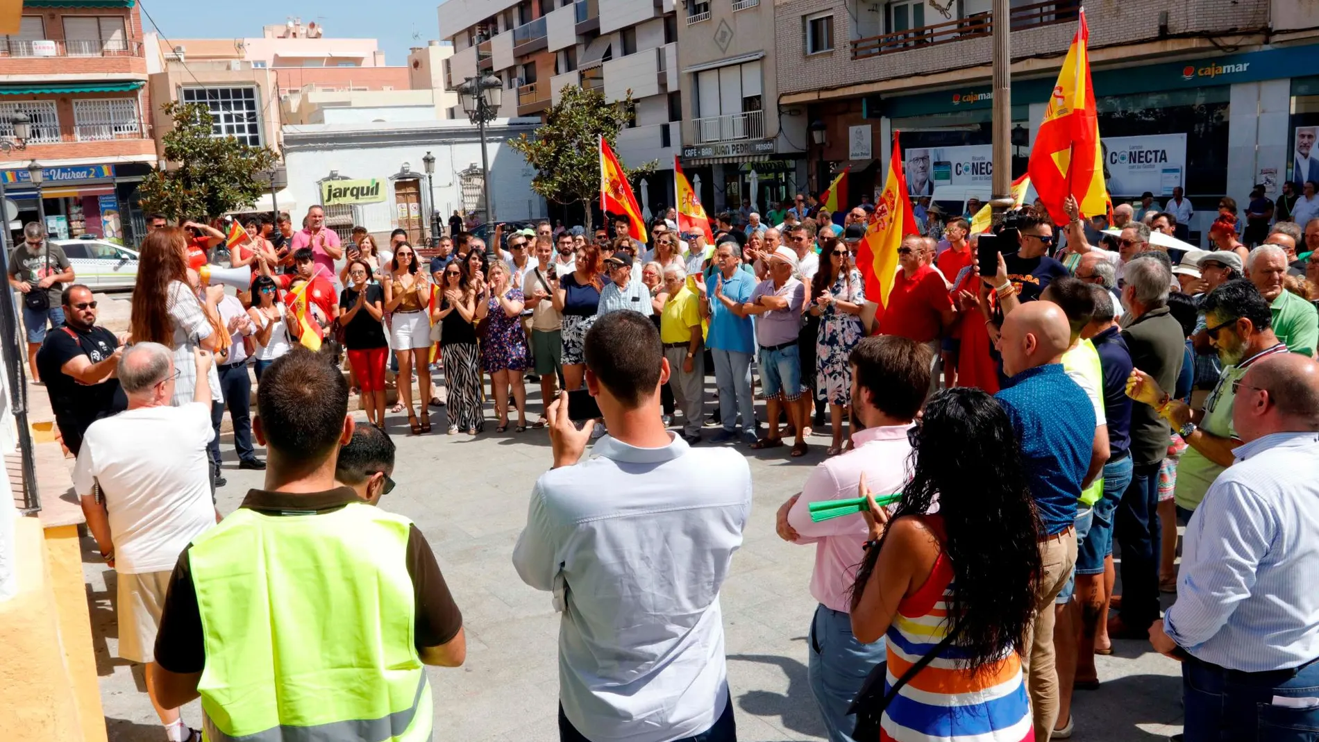 Un centenar de personas han secundado este miércoles la manifestación convocada por Vox en Roquetas de Mar (Almería) en repulsa por la agresión a un agricultor en la pedanía de El Parador de las Hortichuelas y reclamando más seguridad en el campo y una inmigración “legal y ordenada” / Foto: Efe