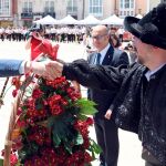 El alcalde de Burgos, Daniel de la Rosa, durante la ofrenda floral