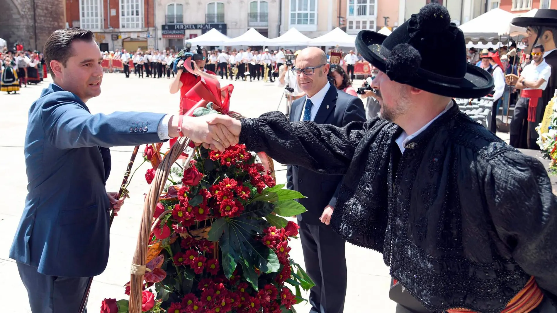 El alcalde de Burgos, Daniel de la Rosa, durante la ofrenda floral