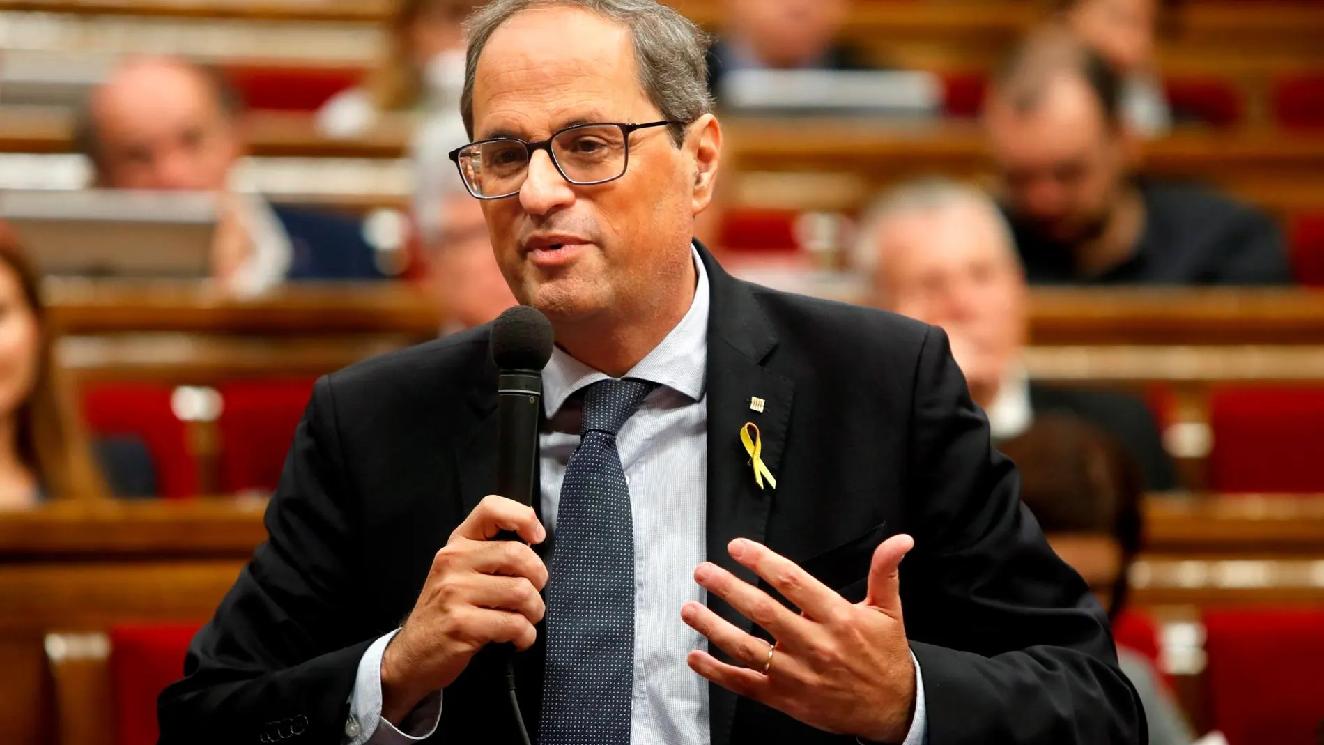 El presidente de la Generalitat, Quim Torra, responde a una pregunta de la oposición, durante la sesión de control celebrada hoy en el Parlament, dos días después la moción de censura presentada por Ciudadanos.
