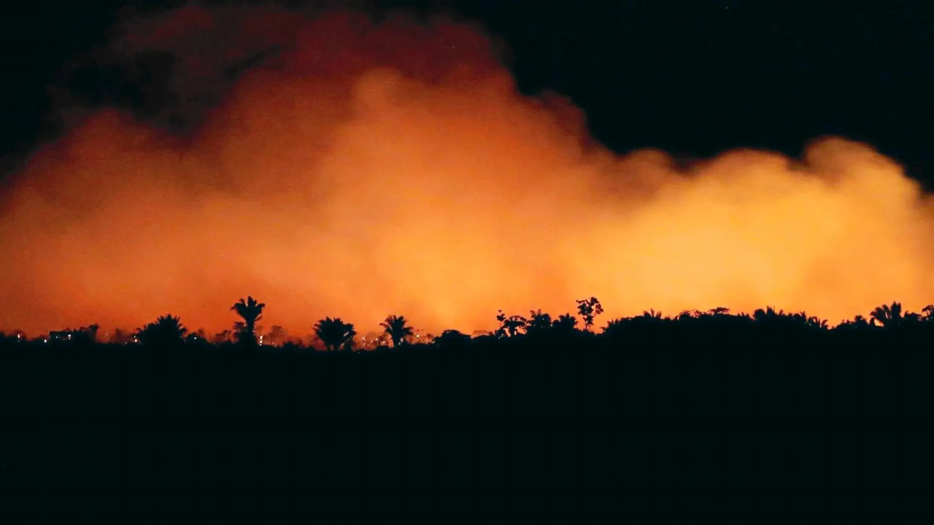 El humo anaranjado ilumina la noche de la Amazonia. Este año se han contabilizado más de 70.000 fuegos en la zona