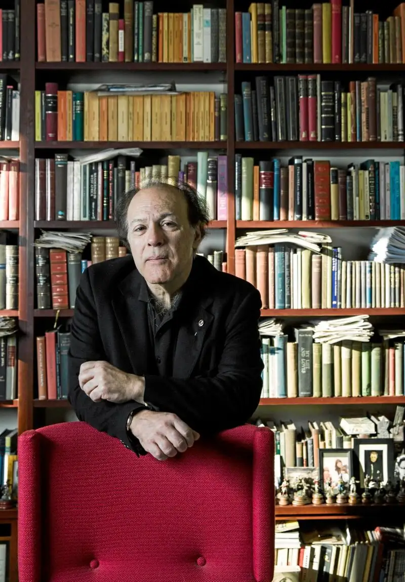 Javier Marías delante de su biblioteca