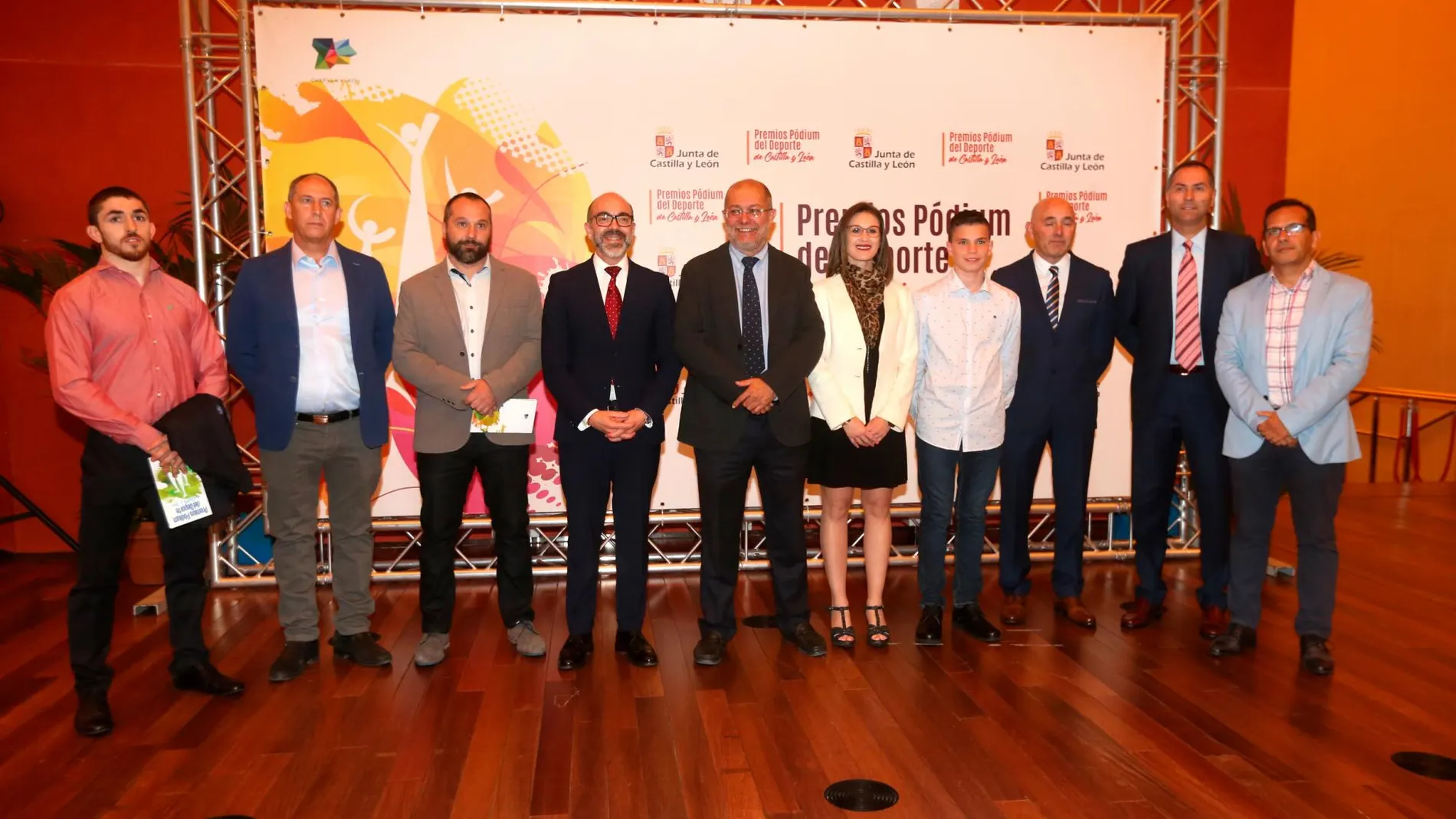 El vicepresidente de la Junta, Francisco Igea, y el consejero de Cultura, Javier Ortega, junto con los deportistas galardonados