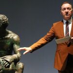 Spacey, junto a la escultura clásica "The boxer", junto a la leyó un monólogo