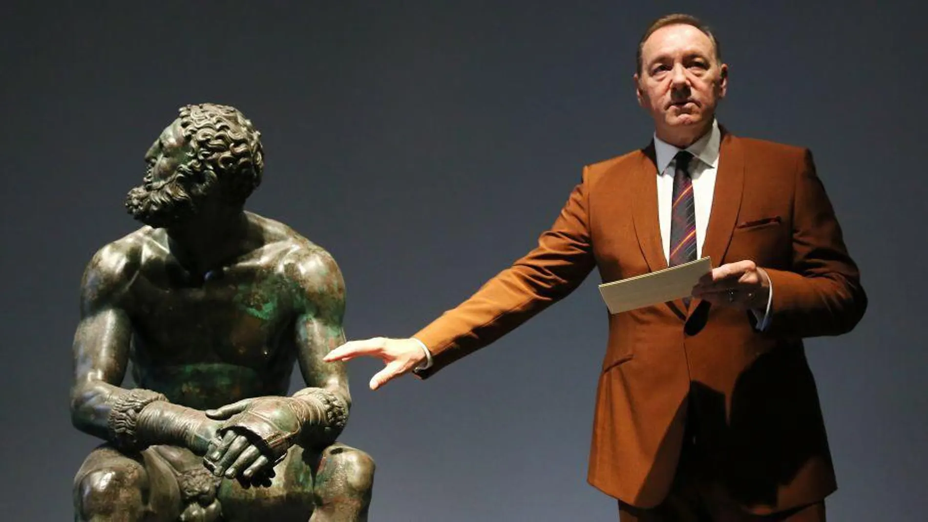 Spacey, junto a la escultura clásica "The boxer", junto a la leyó un monólogo