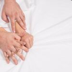 Dos personas agarrándose las manos
