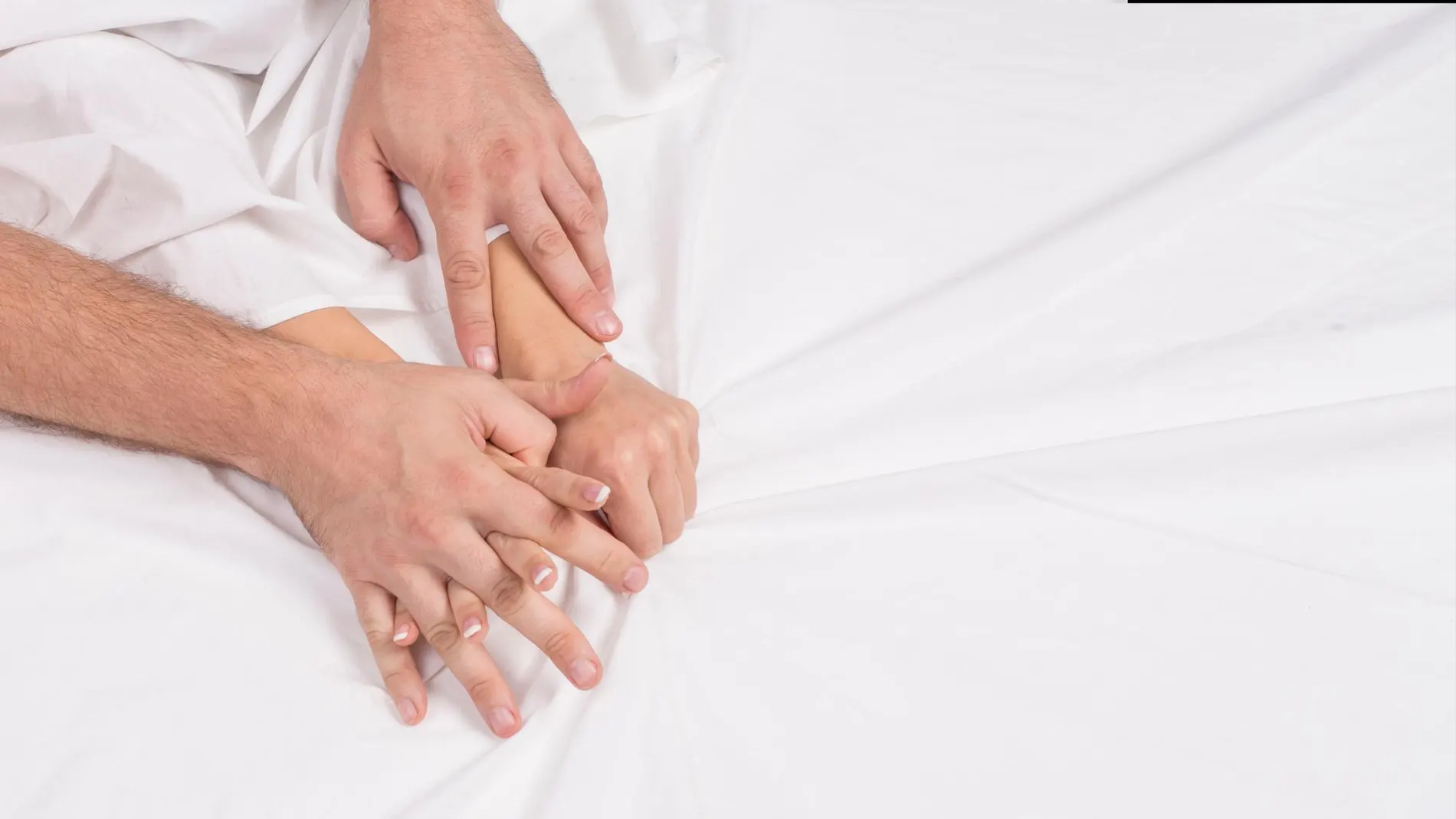 Dos personas agarrándose las manos