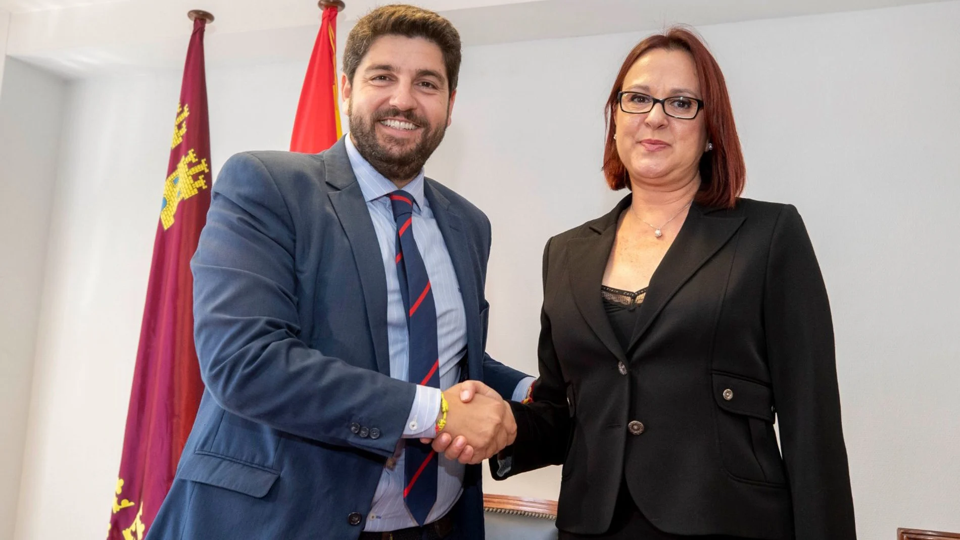 El presidente del PP y del Gobierno en funciones, Fernando López Miras, junto a Isabel Franco, la líder de Cs, ayer tras la firma del acuerdo de gobernabilidad de la Región de Murcia