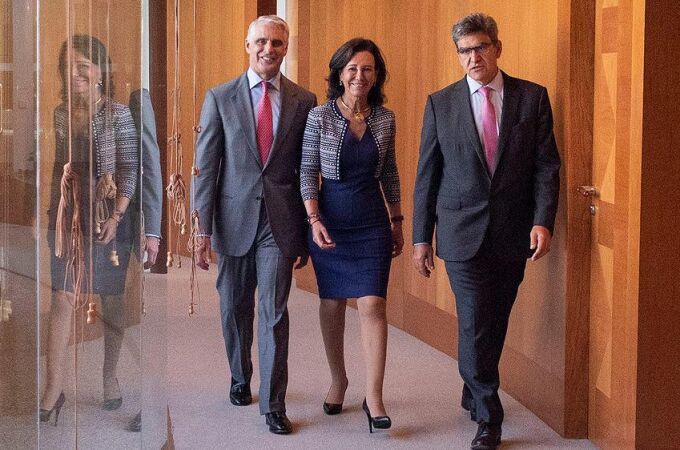 De izquierda a derecha, Andrea Orcel, Ana Botín (presidenta) y José Antonio Álvarez (consejero delegado), en septiembre de 2018