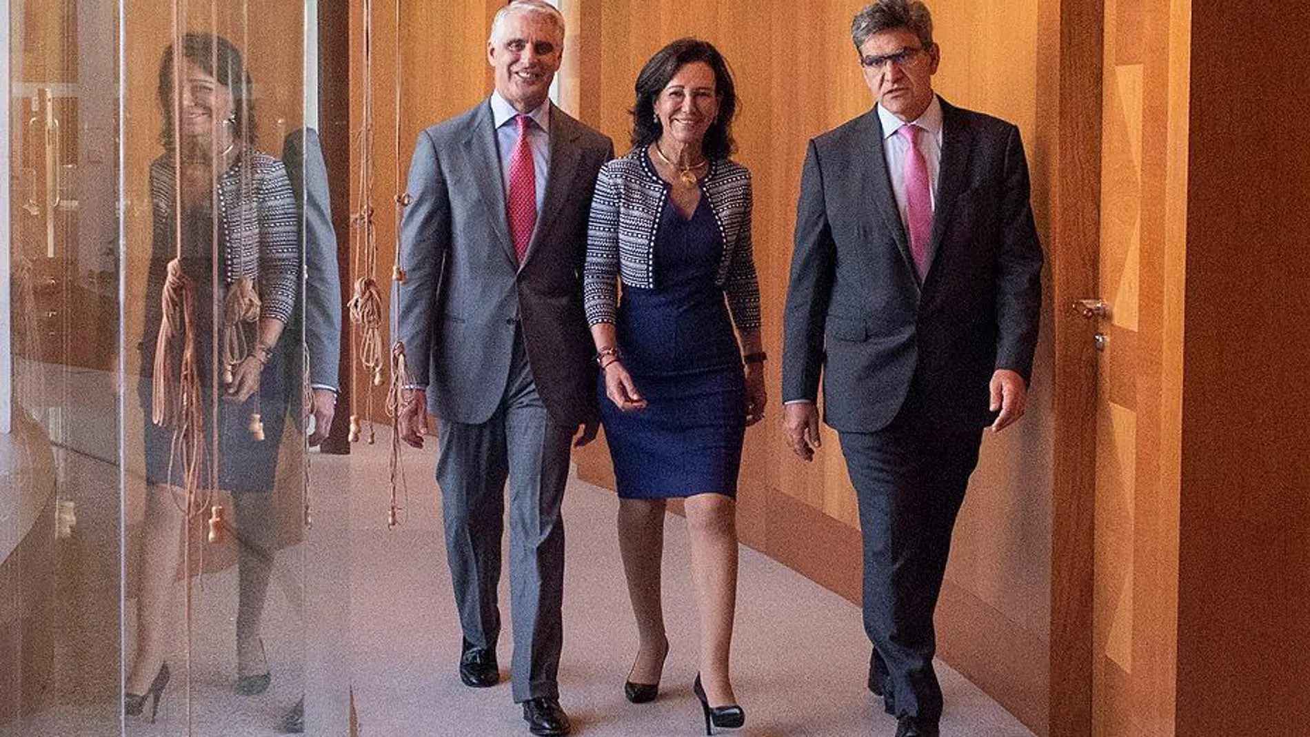 De izquierda a derecha, Andrea Orcel, Ana Botín (presidenta) y José Antonio Álvarez (consejero delegado), en septiembre de 2018