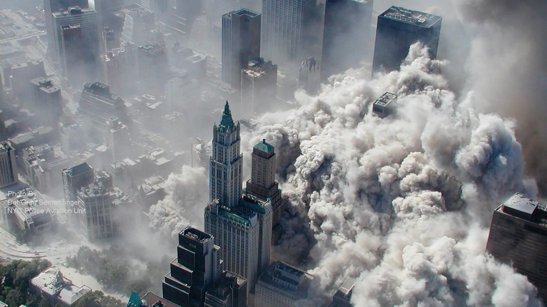 Foto de la “zona cero” tras la caída de las torres. (AP Photo/NYPD, via ABC News, Det. Greg Semendinger )