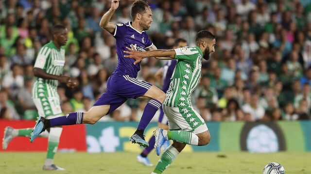 Fekir se escapa de la vigilancia de su marcador / Foto: Efe