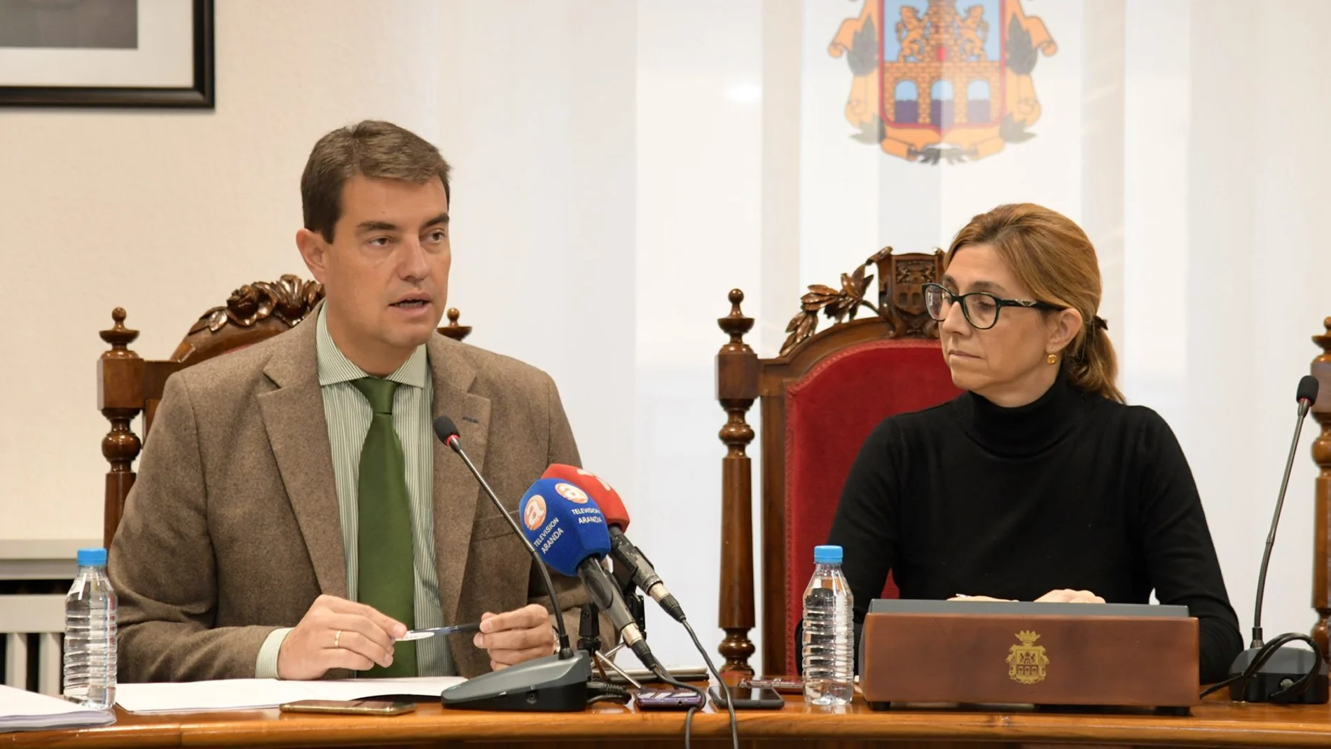 El consejero de la Presidencia, Ángel Ibáñez, presenta el XVI Congreso del Juego de Castilla y León en Aranda de Duero, junto a la alcaldesa, Raquel González