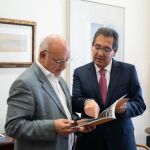 Antonio Checa, presidente del Consejo Audiovisual de Andalucía (CAA), y Antonio Pulido, presidente de la Fundación Cajasol, hoy durante la firma del convenio / La Razón