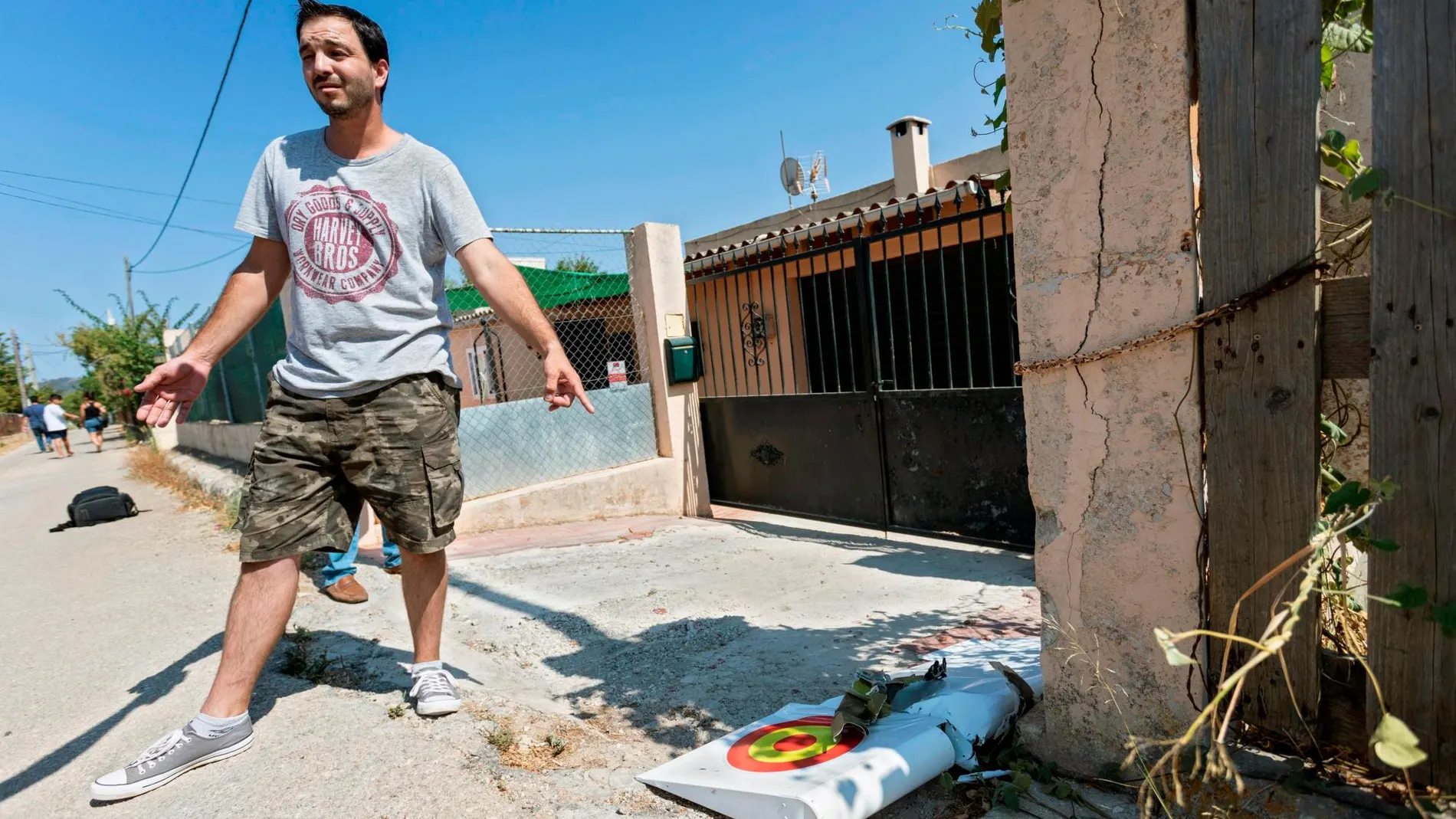 Los restos del avión han caído junto a una vivienda/Efe