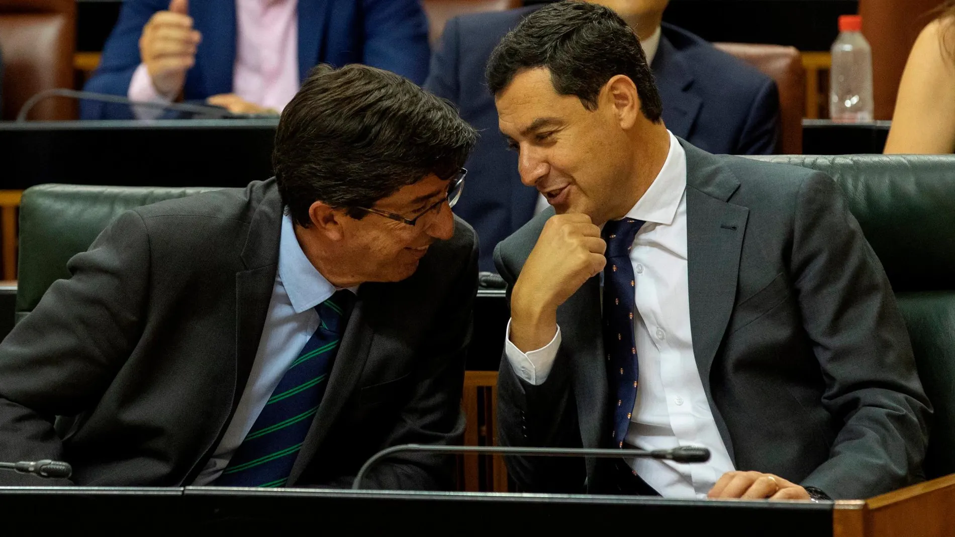El presidente de la Junta, Juanma Moreno, y el vicepresidente, Juan Marín, en el Pleno del Parlamento /Foto: EFE