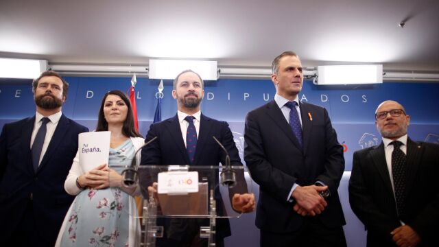 Vox se aferra a la firma pero sus líneas rojas están fuera del pacto